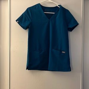 Figs three pocket scrub top